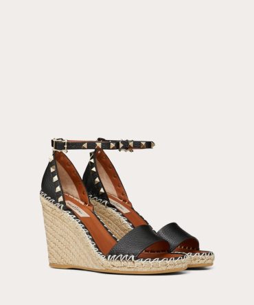 DOUBLE ROCKSTUD GRAINY CALFSKIN WEDGE SANDAL 105 MM