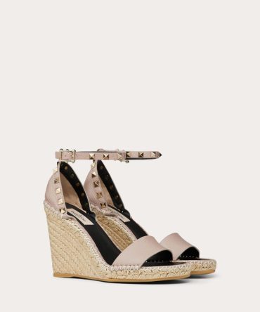 DOUBLE ROCKSTUD GRAINY CALFSKIN WEDGE SANDAL 105 MM