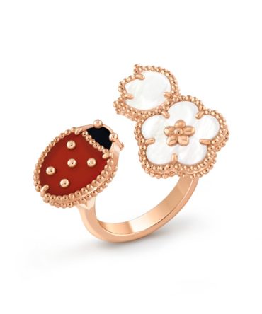 Lucky Spring Between the Finger ring