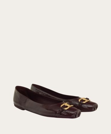 Ballet flat with Gancini ornament