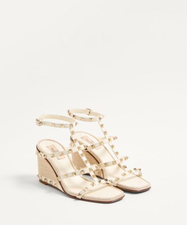 ROCKSTUD WEDGE SANDAL IN CALFSKIN WITH CORNELY EMBROIDERY 80MM