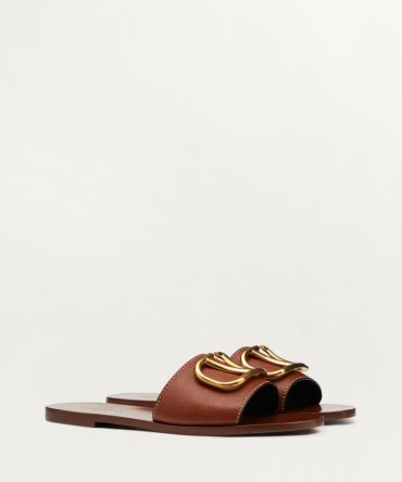 VLOGO SIGNATURE SLIDE SANDAL IN GRAINY COWHIDE WITH ACCESSORY